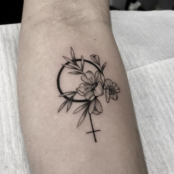tatuagem espelho de venus com flores