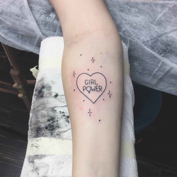 tatuagem feminista com coracao
