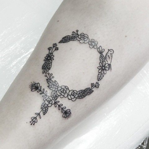 tatuagem feminista com flores