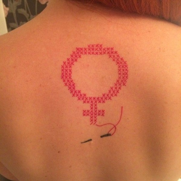 tatuagem feminista nas costas