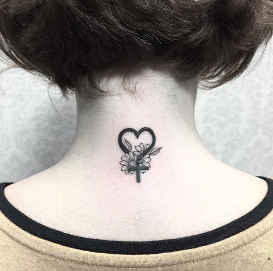 tatuagem feminista no pescoco