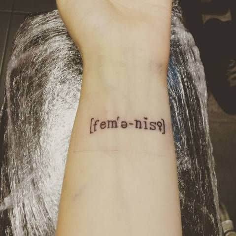 tatuagem feminista no pulso