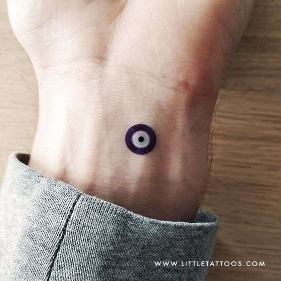 tatuagem pequena de olho grego no pulso