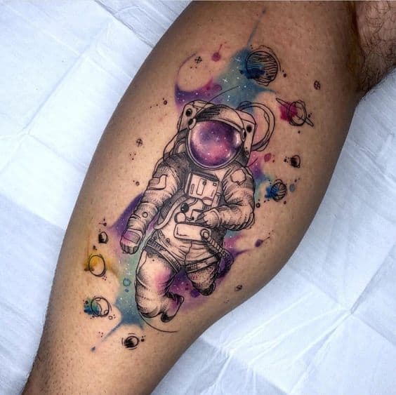tatuagem aquarela com astronauta