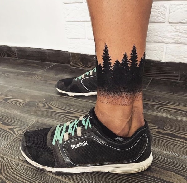 tatuagem pontilhismo de floresta negra na perna