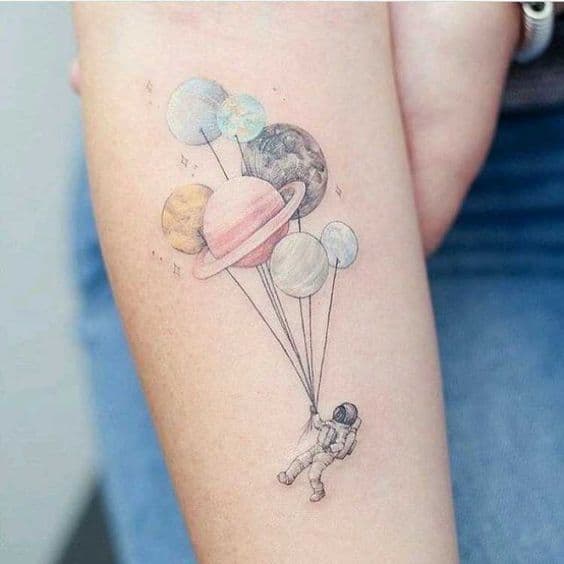 tatuagem feminina e delicada de astronauta