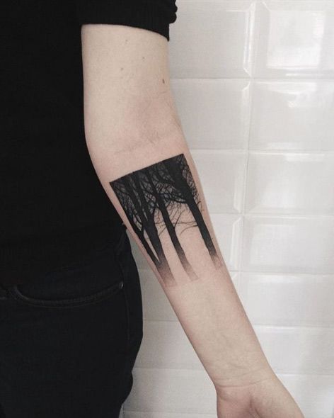 tatuagem feminina e moderna de floresta negra