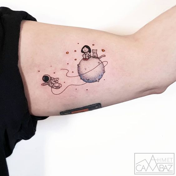 tatuagem delicada de astronauta no braco