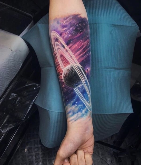 tatuagem Universo com saturno