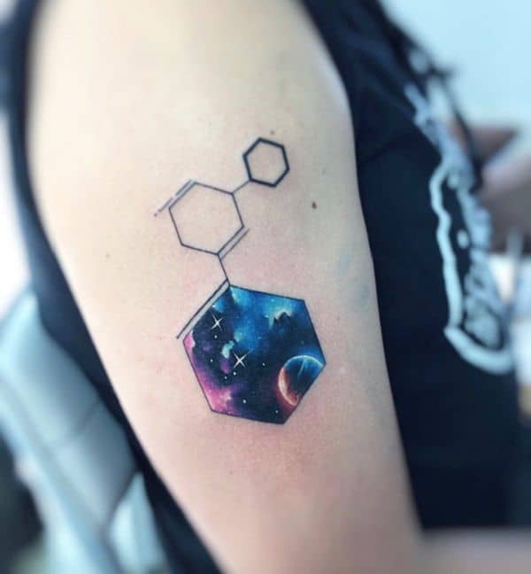tatuagem formula quimica e galaxia