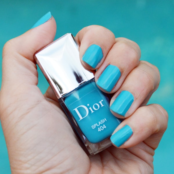 unhas com esmalte Dior azul