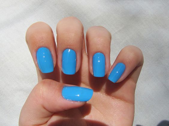 unhas quadradas com esmalte azul celeste