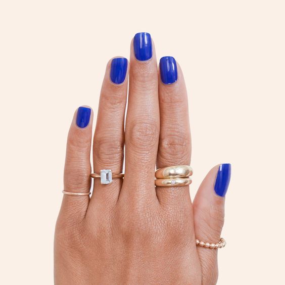 unhas simples com esmalte azul royal