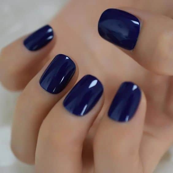 unhas simples com esmalte azul marinho