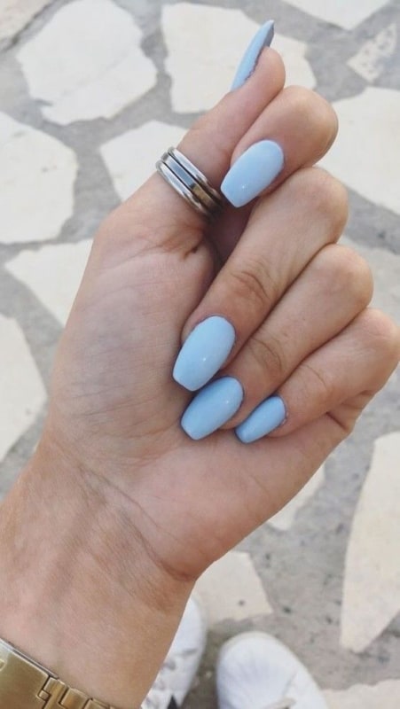 unha simples com esmalte azul bebe