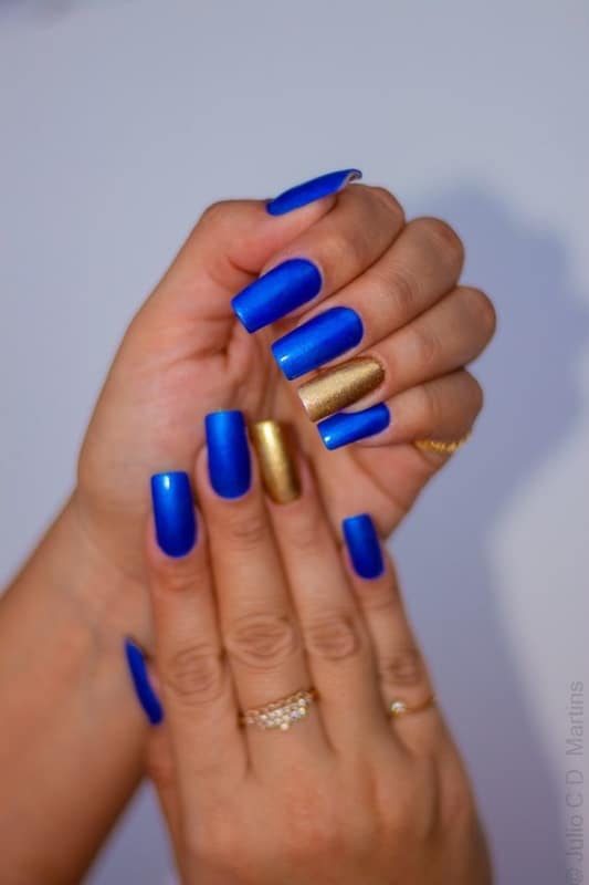 unhas metalizadas com esmalte azul royal e dourado