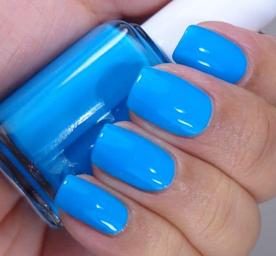 unha com esmalte azul neon