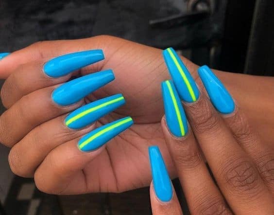nail art com esmalte azul neon