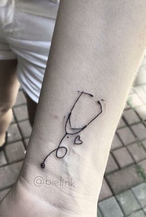 linda ideia de tatuagem de estetoscopio