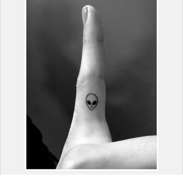 tatuagem de ET minimalista 1