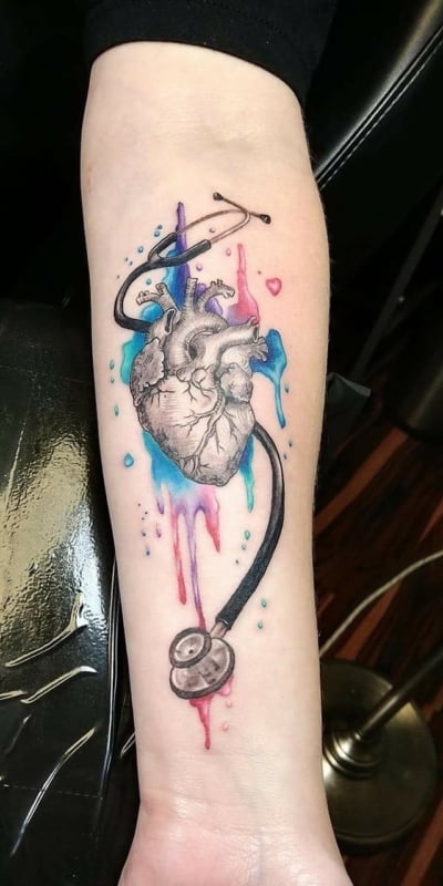 tatuagem de estetoscopio aquarela linda