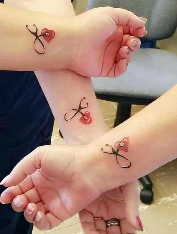 tatuagem de estetoscopio com amigas