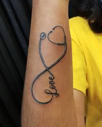 tatuagem de estetoscopio e amor