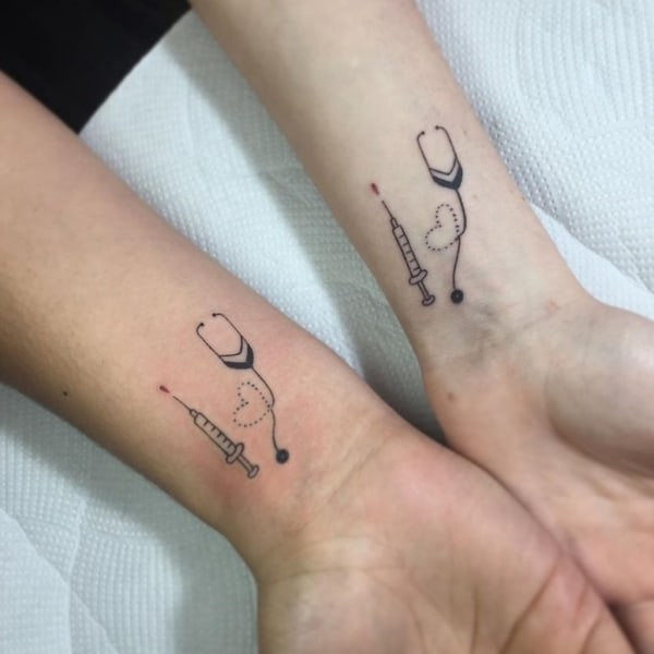 tatuagem de estetoscopio enfermagem