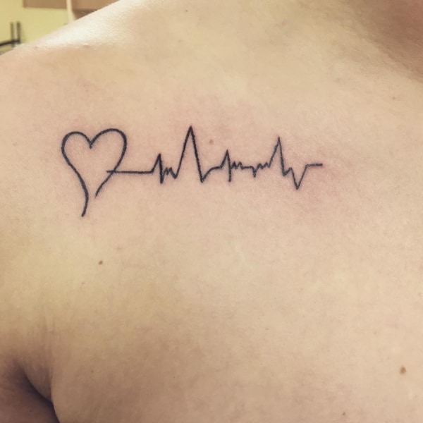 tatuagem batimentos cardiacos com coracao