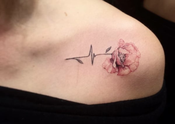 tatuagem batimentos cardiacos com flor