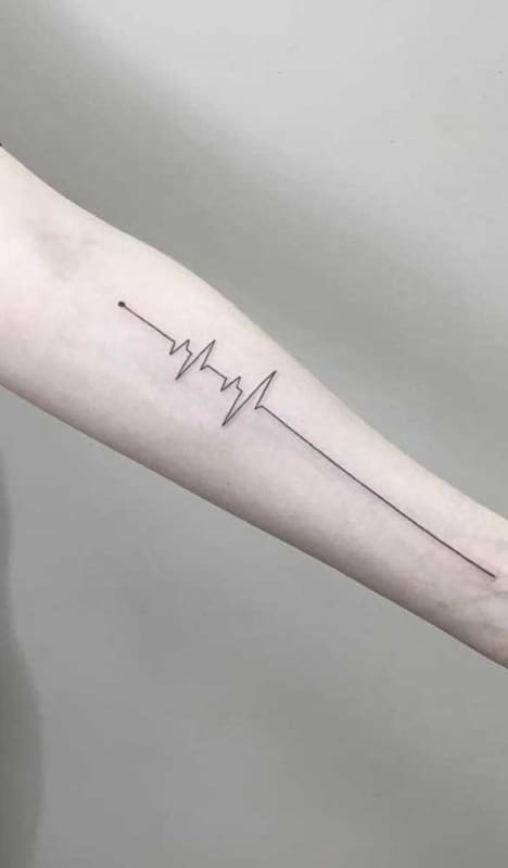 tatuagem batimentos cardiacos minimalista