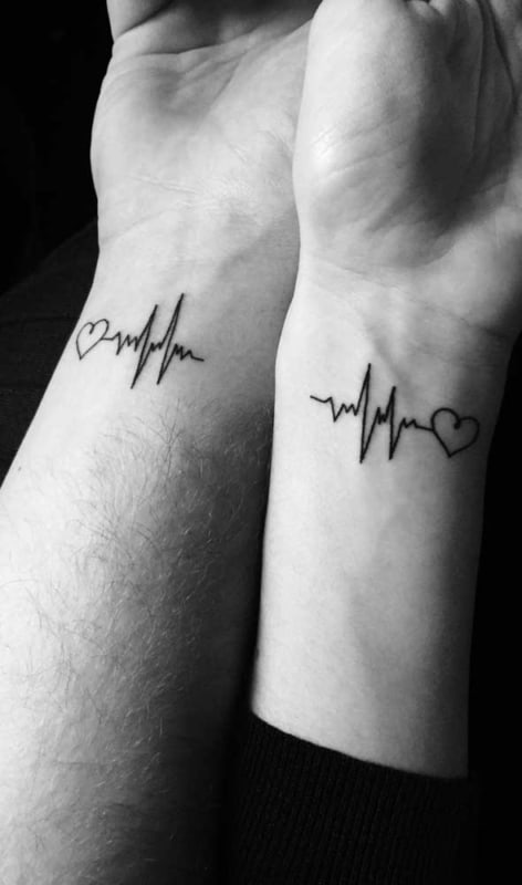 tatuagens de batimentos cardiacos de casal