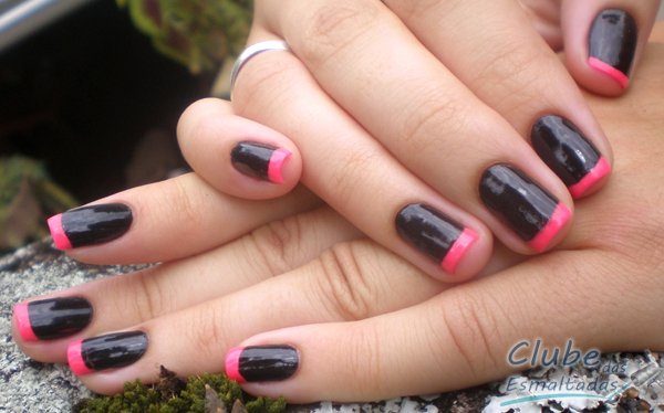 nail art preta com francesinha rosa