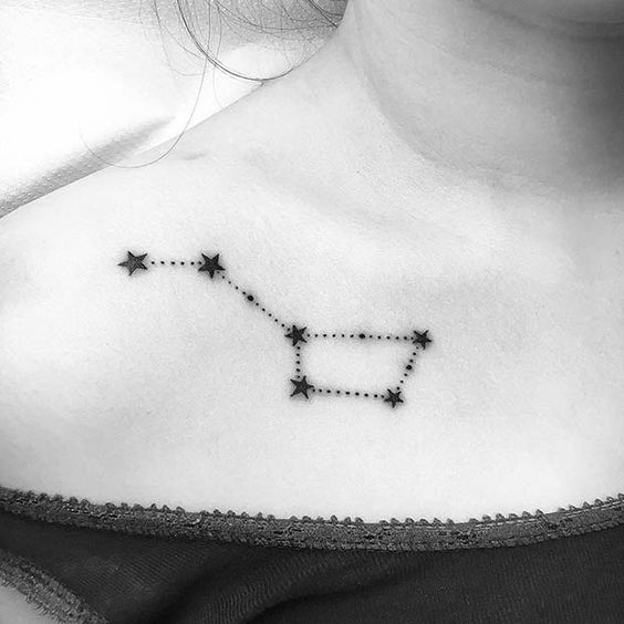 15 tatuagem de constelacao no ombro