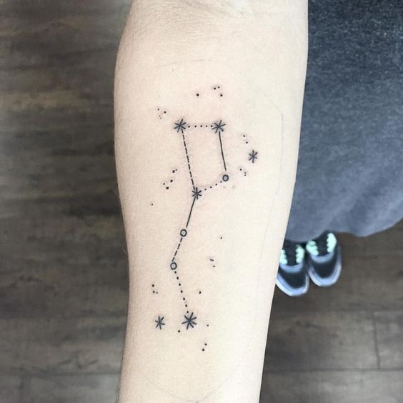 tatuagem de constelacao no braco