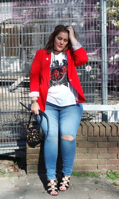 look plus size com calca jeans e blazer vermelho