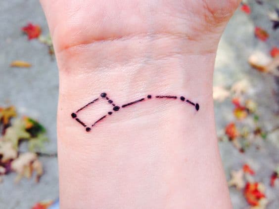 19 tatuagem de constelacao no pulso