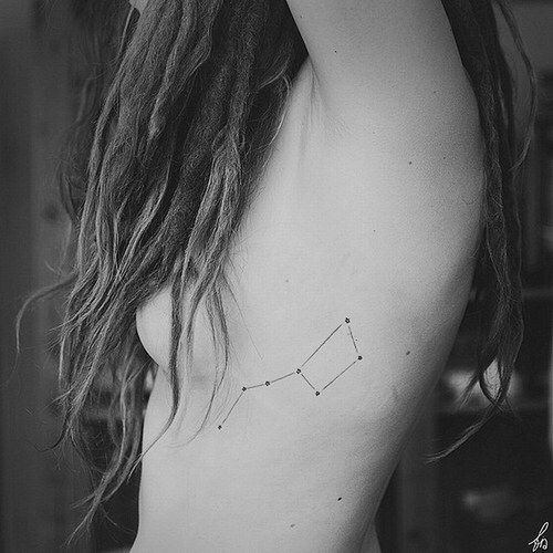 20 tatuagem de constelacao na costela