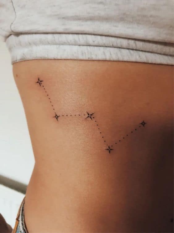 21 tatuagem de constelacao Cassiopeia