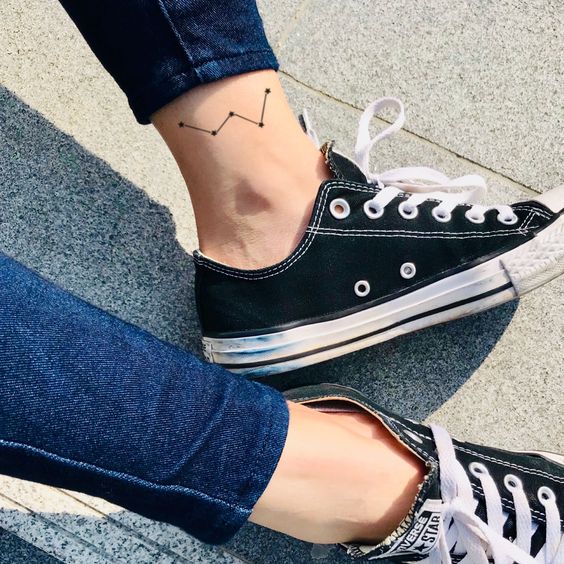22 tatuagem de constelacao Cassiopeia no tornozelo