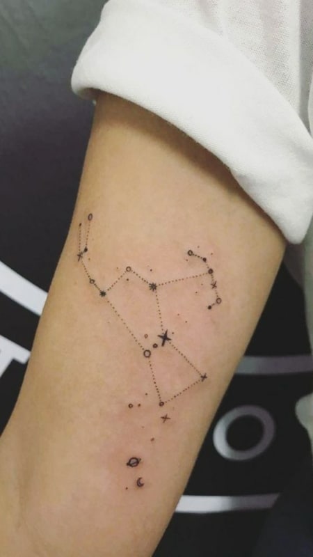 23 tatuagem de constelacao de orion no braco
