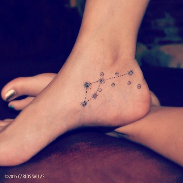 tatuagem de constelacao no pe
