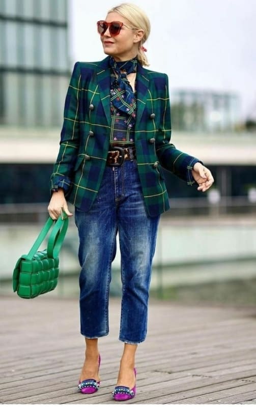 look com calca jeans e blazer xadrez em verde e azul