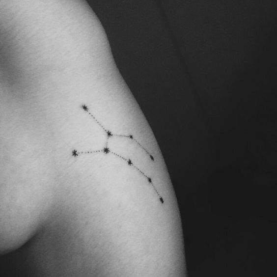 28 tatuagem delicada da constelacao de lupus