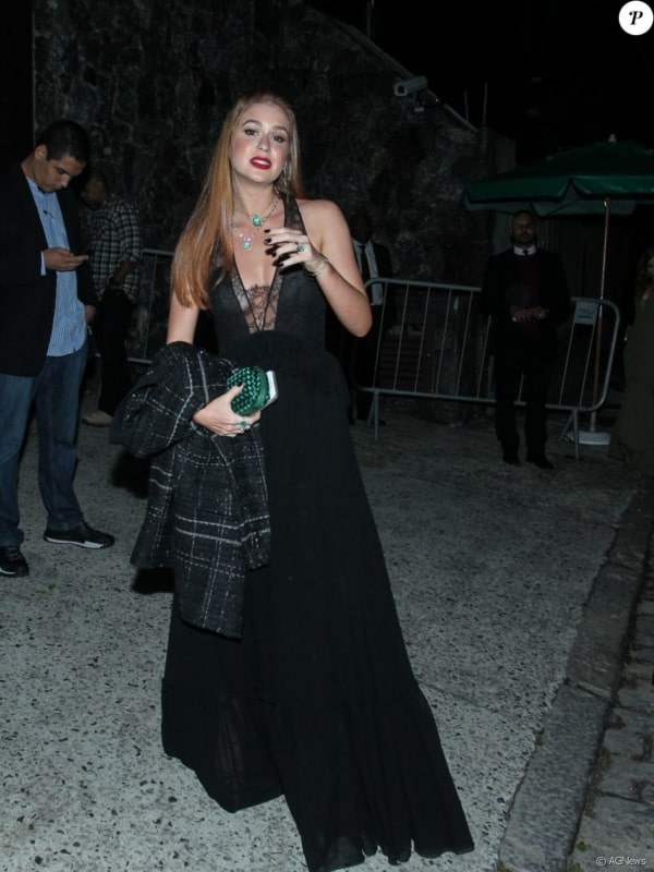 Marina Ruy Barbosa com vestido longo de festa e colar de esmeralda