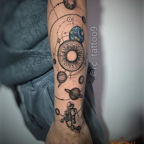 Tattoo no braco sistema solar