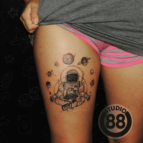 tatuagem Sistema Solar com astronauta