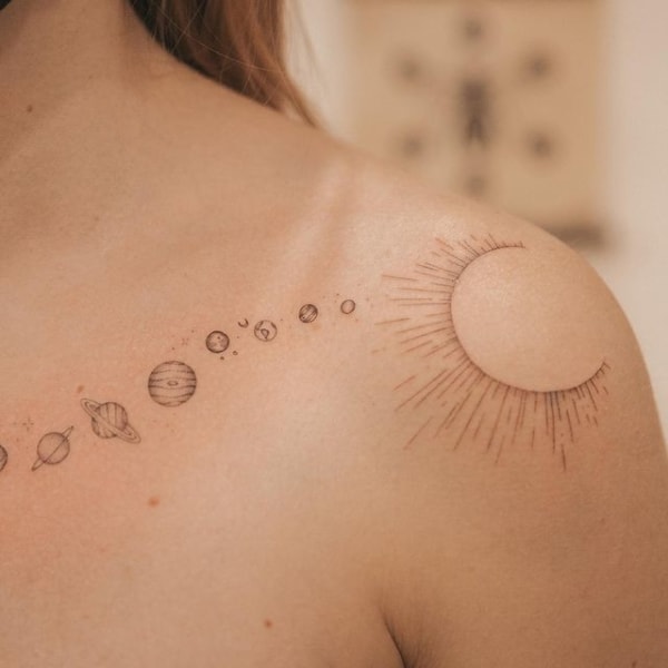 tatuagem Sistema Solar no ombro