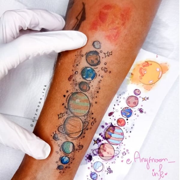 tatuagem colorida sistema solar