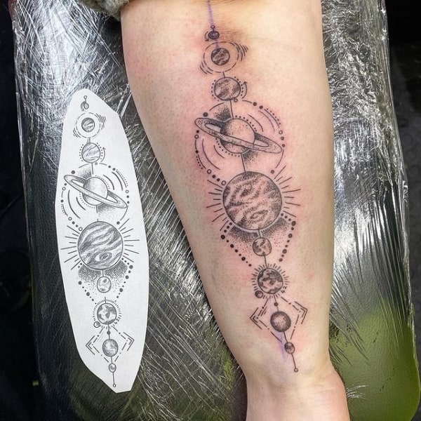tatuagem detalhada sistema solar